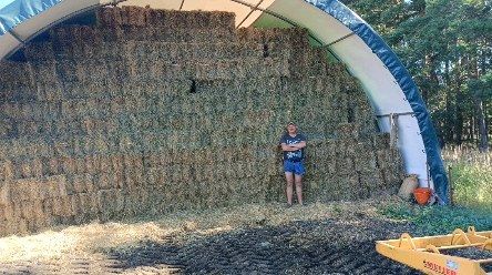 Fertig!! Kleine Hochdruck Ballen machen Spaß.
#fendt211 #mf1840 #obermuehlegottsdorf